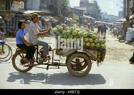 I meloni di essere trasportati su tre wheeler Xe Lam in downtown area, Ho Chi Minh City, Vietnam, Indocina, sud-est asiatico Foto Stock