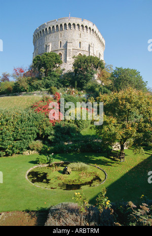 La torre rotonda e giardini del Castello di Windsor, casa di royalty per 900 anni, Windsor, Berkshire, Inghilterra, Regno Unito Foto Stock