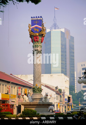 Stemma della città con cat statue a base, (in Malese 'Kuching' è 'cat'), Kuching, Sarawak, isola del Borneo, Malaysia Foto Stock