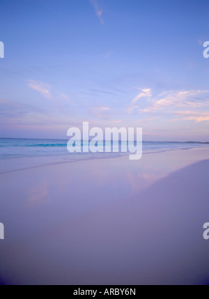 Il mare e la sabbia al tramonto a sabbie rosa Beach, Harbour Island, Eleuthera, Bahamas Foto Stock