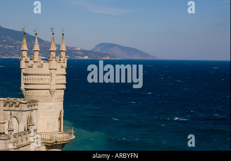 Il Swallow's Nest castello arroccato su una rupe sopra il Mar Nero, Yalta, Crimea, Ucraina, Europa Foto Stock