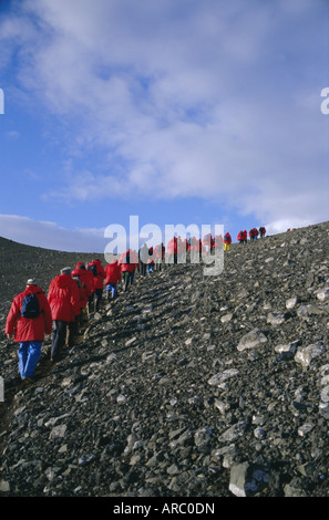 Turisti recenti ascendente cono vulcanico, Penguin isola, a sud le isole Shetland, Antartide, regioni polari Foto Stock