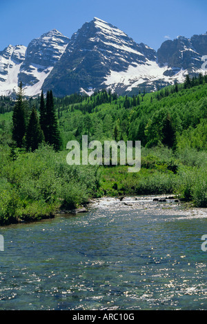 Maroon Bells visto dal flusso impetuoso di alimentazione di Maroon Lake nelle vicinanze, Aspen, Colorado Montagne Rocciose, USA, America del Nord Foto Stock