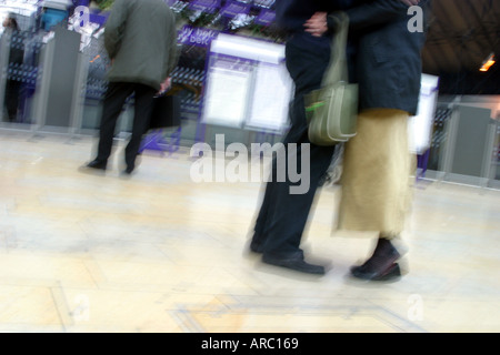 Abstract del giovane abbracciando nella trafficata Rush Hour station Foto Stock