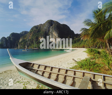 Barca sulla spiaggia, Ko Pi Pi (Koh Phi Phi Island), Tailandia Foto Stock