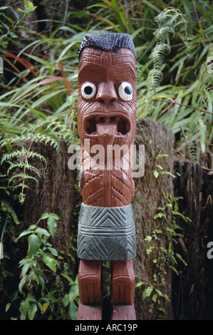 Cimitero di carving, villaggio Maori, Whakarewarewa, Rotorua, South Auckland, Isola del nord, Nuova Zelanda, Pacific Foto Stock