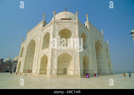 Il Taj Mahal, costruita dall'imperatore con dossi Shah Jehan (Jahan), Agra, Uttar Pradesh, India Foto Stock