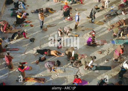 Pellegrini buddista prosternerà, Barkhor Jokhang Tempio, Lhasa, in Tibet, Cina Foto Stock