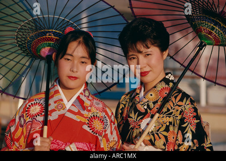 Ritratto di due donne che indossano kimono tradizionali, Giappone, Asia Foto Stock