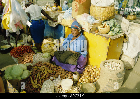 Donna vendita di ortaggi in città mercato, Praia, isola di Santiago, Isole di Capo Verde, Africa Foto Stock