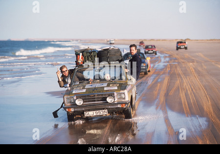 Plymouth Dakar Rally Cars Race lungo il lato della spiaggia in Mauritania Foto Stock