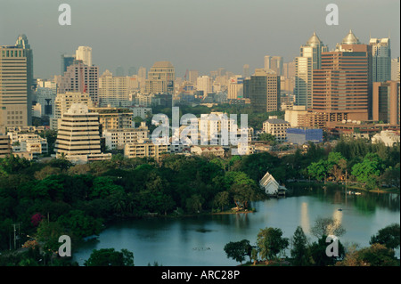 Skyline oltre il Parco Lumphinee, Bangkok, Thailandia, Asia Foto Stock