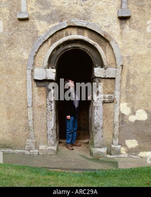 Saxon porta alla Chiesa di Tutti i Santi, Earls Barton, Northamptonshire, Inghilterra Foto Stock