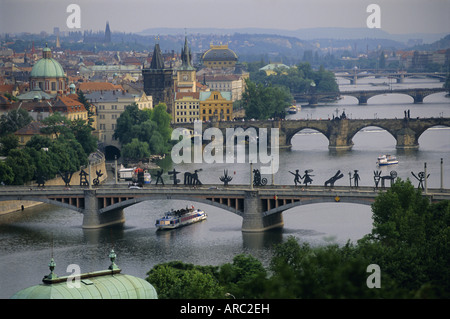 Ponte Manesuv con la scultura moderna sul fiume Vltava, Praga, Repubblica Ceca, Europa Foto Stock