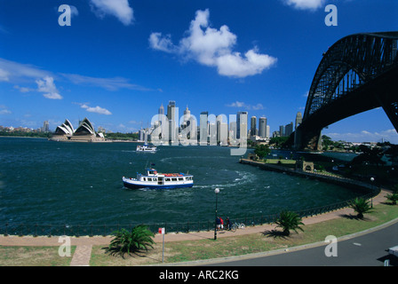 Il Ponte del Porto di Sydney e dello skyline della città di Sydney, Nuovo Galles del Sud, Australia Foto Stock