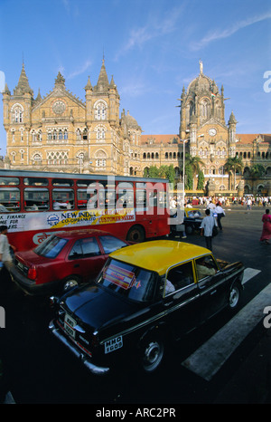 Il traffico di fronte alla stazione ferroviaria di Victoria Terminus, Mumbai (Bombay), nello Stato del Maharashtra, India Foto Stock