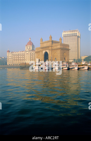 Gateway of India arch e Taj Mahal Hotel Intercontinental, Mumbai (Bombay), nello Stato del Maharashtra, India Foto Stock