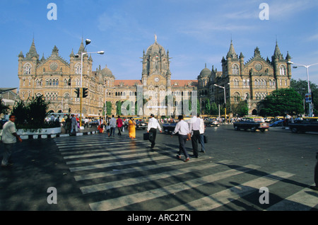 La stazione ferroviaria di Victoria (Victoria Terminus), Mumbai (Bombay), nello Stato del Maharashtra, India, Asia Foto Stock