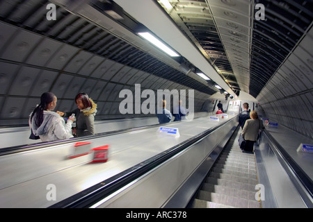 La metropolitana di Londra metropolitana tubo scale mobili scale Foto Stock