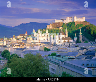 Vista in elevazione della città vecchia, Kollegienkirche e cupole della cattedrale, Salisburgo, Tirolo, Austria Foto Stock