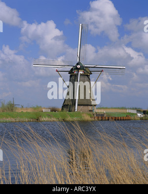 Mulino a vento sul canal, Kinderdijk, Sito Patrimonio Mondiale dell'UNESCO, Olanda (Paesi Bassi), Europa Foto Stock