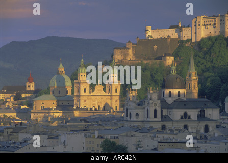 Vista in elevazione della Kollegienkirche e cupole della cattedrale, Salisburgo, Sito Patrimonio Mondiale dell'UNESCO, Austria, Europa Foto Stock