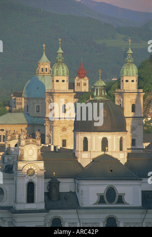 Vista in elevazione della Kollegienkirche e cupole della cattedrale, Salisburgo, Sito Patrimonio Mondiale dell'UNESCO, Austria, Europa Foto Stock