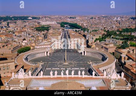 Vista della città dalla cima della Basilica di San Pietro, Roma, lazio, Italy Foto Stock