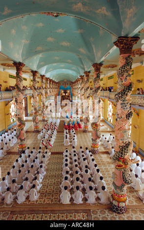 Cao Dai Mid-Messa del giorno, il Cao Dai Temple, Tay Ninh (vicino a Saigon, Vietnam Foto Stock