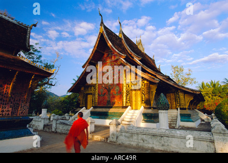 Lao classica architettura del tempio, Wat Xieng Thong, Luang Prabang, Laos Foto Stock