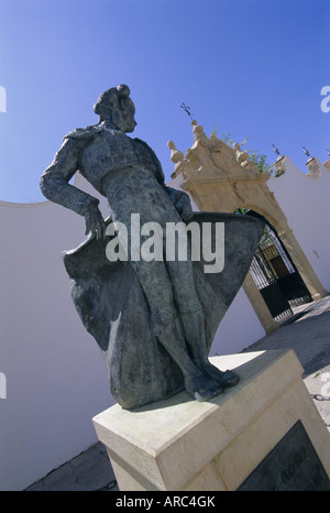 Matador statua al di fuori del Bull Ring, Ronda, Andalusia (Andalusia), Spagna, Europa Foto Stock