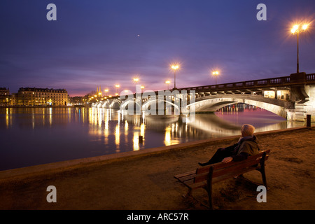 Saint Esprit bridge di notte a Bayonne Francia Foto Stock