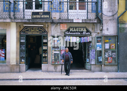 Tipico shop fronti nel centro della città di Lisbona, Portogallo, Europa Foto Stock