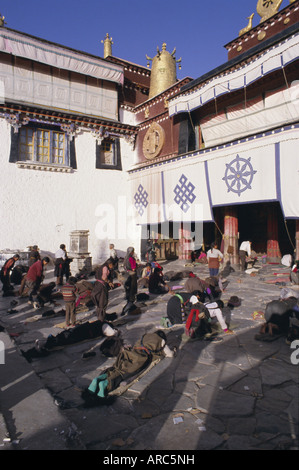 Pellegrini prosternerà fuori il tempio del Jokhang, Lhasa, in Tibet, in Cina Asia Foto Stock