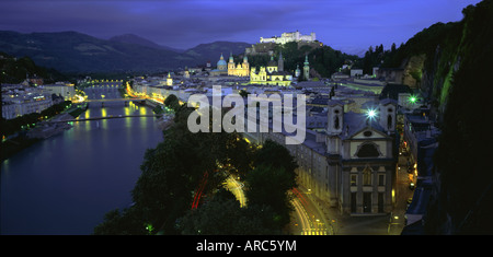 Vista in elevazione della città vecchia, Kollegienkirche e cupole della cattedrale, Salisburgo, Tirolo (Alto Adige), Austria e Europa Foto Stock