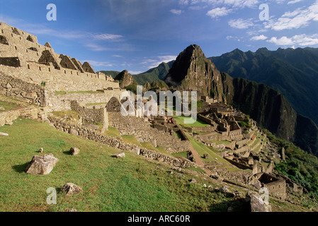 Rovine della città Inca di Machu Picchu, Sito Patrimonio Mondiale dell'UNESCO, Provincia di Urubamba, Perù, Sud America Foto Stock