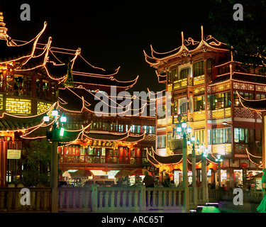 Yu Yuan tea house e negozi di notte, Yu Yuan Shangcheng, Yu Gardens Bazaar, Shanghai, Cina e Asia Foto Stock