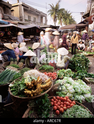 Le donne in cappelli conici per la vendita di frutta e verdura in occupato il mercato centrale, Hoi An, Vietnam centrale, Vietnam, Indocina Foto Stock