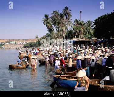 Villaggio di Pescatori di persone raccogliendo la mattina le catture, Mui ne, il centro-sud della costa, Vietnam, Indocina, sud-est asiatico Foto Stock