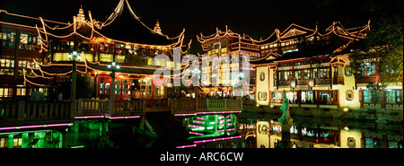 Yu Yuan tea house e negozi di notte, Yu Yuan Shangcheng, Yu Gardens Bazaar, Shanghai, Cina e Asia Foto Stock