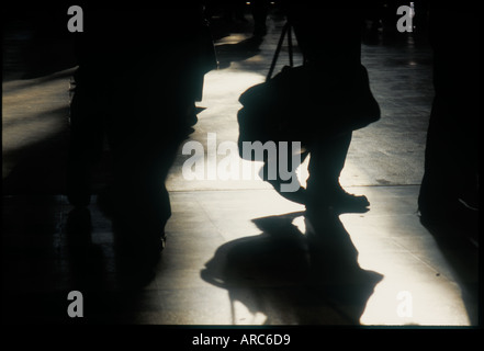 Linea di credito è obbligatorio Giovanni Angerson viaggiatori di affari e i pendolari e il personale presso la trafficata Leeds City Stazione ferroviaria Foto Stock