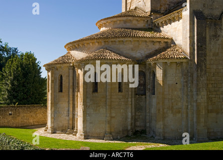 Vista del tiered abside cappella nella parte anteriore orientale della chiesa di St Hilaire Melle Deux Sevres Poitou Charentes Francia Europa Foto Stock