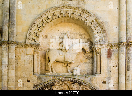 Il carving del cavaliere, noto come le cavalier de Melle, al di sopra del Nord porta di ingresso alla chiesa di St Hilaire Melle Poitou Francia Foto Stock