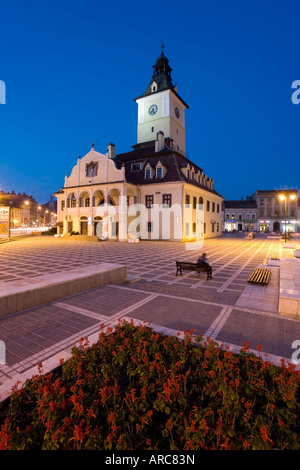 Piata Sfatului Consiglio casa (Casa Sfatului) sormontato da trombettieri la torre e la Chiesa Nera, Brasov, Transilvania, Romania Foto Stock