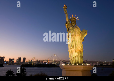 La Torre di Tokyo e la replica della statua del Liberty illuminato al crepuscolo, Rainbow Bridge, Odaiba, presso Tokyo Bay, Tokyo, Honshu, Giappone, Asia Foto Stock