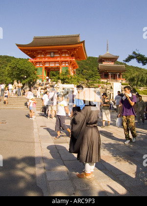 Giappone honshu kiyomizu dera tempio complesso con la folla Foto Stock