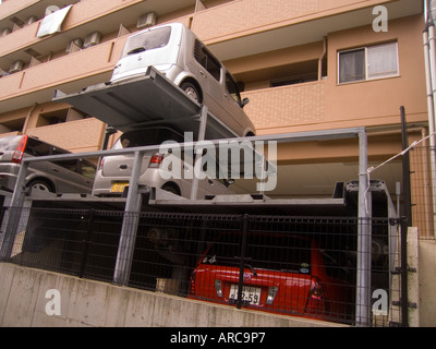 Giappone Tokyo Auto doppia verticalmente parcheggiato nel blocco di appartamenti Foto Stock