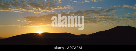 Tramonto su dune di sabbia a Sesriem, Namib Naukluft Park, Namibia Foto Stock