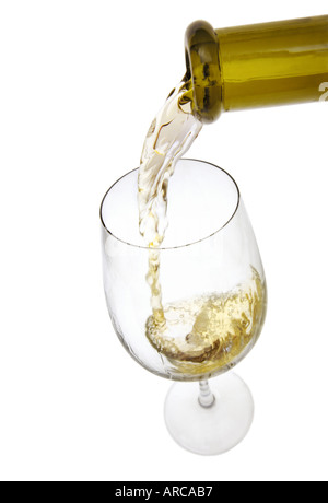 Versare il vino bianco in vetro Foto Stock