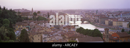 Vista panoramica al tramonto su Firenze che mostra il fiume Arno e il Ponte Vecchio da Piazza Michelangelo, Firenze, Toscana, Italia Foto Stock